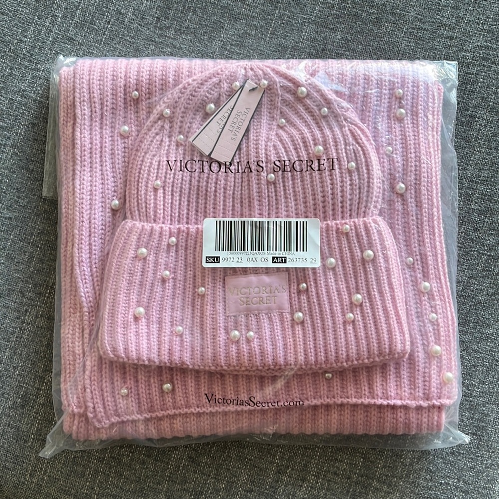 Beanie and scarf set from VS